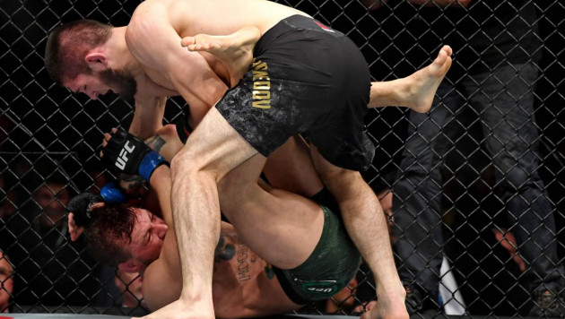 Видео полного боя, в котором Хабиб Нурмагомедов "задушил" Конора МакГрегора, но покинул октагон без пояса чемпиона UFC
