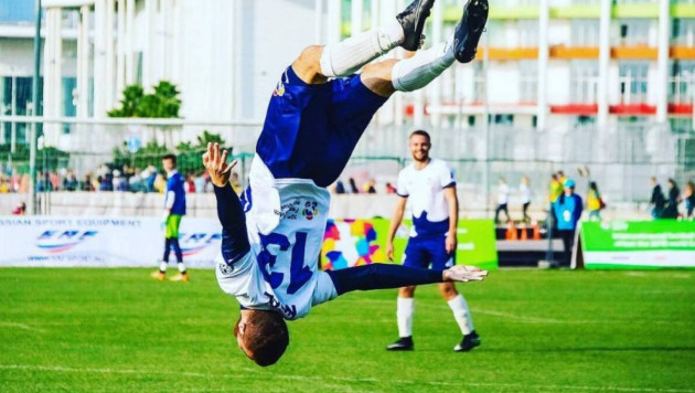 Российский футболист сделал сальто во время исполнения пенальти