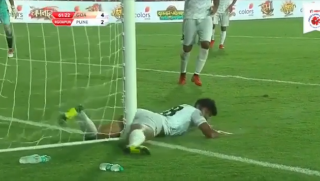 Индийский футболист вынес мяч с "ленточки" и поймал штангу между ног