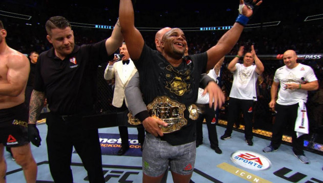 Кормье досрочно победил Льюиса и защитил титул чемпиона UFC в тяжелом весе