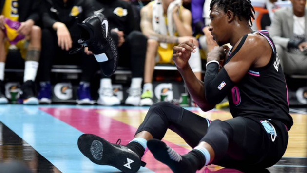 Игрок НБА швырнул кроссовок на трибуны и поплатился тысячами долларов