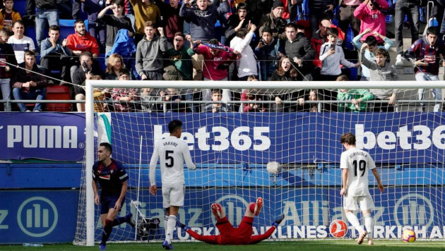 "Реал" пропустил три мяча от 13-й команды Испании и потерпел первое поражение при новом тренере