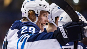 Финский хоккеист забросил пять шайб в одном матче и возглавил гонку снайперов НХЛ