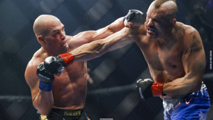 Нокаутом завершился организованный промоутером "Канело" бой между экс-чемпионами UFC