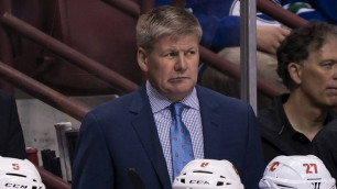 Главному тренеру клуба НХЛ разбили лицо во время матча