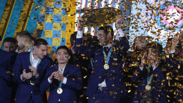 Футболистам "Астаны" вручили золотые медали за пятое подряд чемпионство