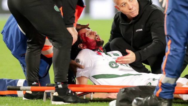 Защитник получил коленом в голову от своего голкипера и был госпитализирован