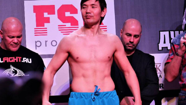 Казахстанский певец-боксер отправил соперника в нокаут и завоевал титул 