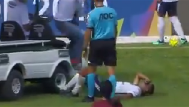 Машина с врачами проехалась на поле по ноге травмированного футболиста