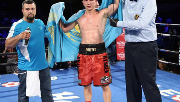 Казахстанец победил в главном событии вечера бокса в США