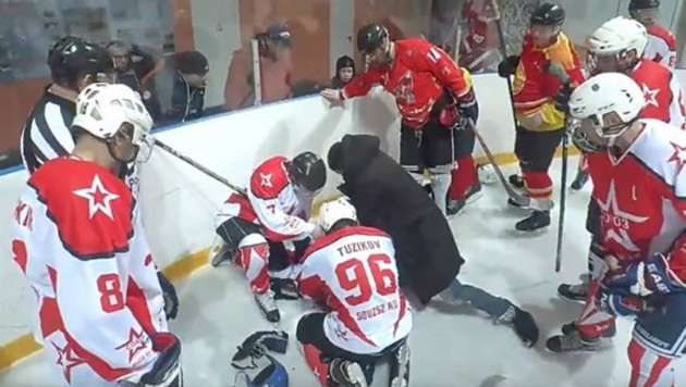 Тренер спас жизнь хоккеисту прямо на льду