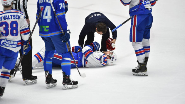Хоккеиста СКА унесли на носилках после столкновения с одноклубником в матче с "Барысом"