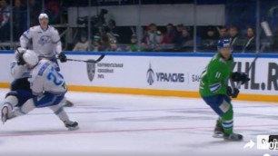 Форварды "Барыса" Фрэттин и Боченски столкнулись друг с другом во время матча и покинули лед