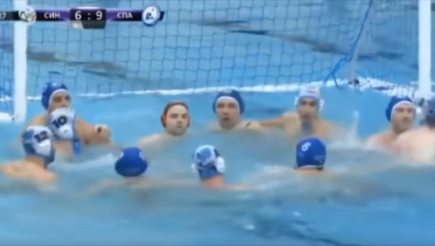 В матче чемпионата России по водному поло игроки устроили массовую драку