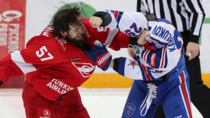 Матч с драками хоккеистов и фанатов принес СКА первую победу в плей-офф КХЛ
