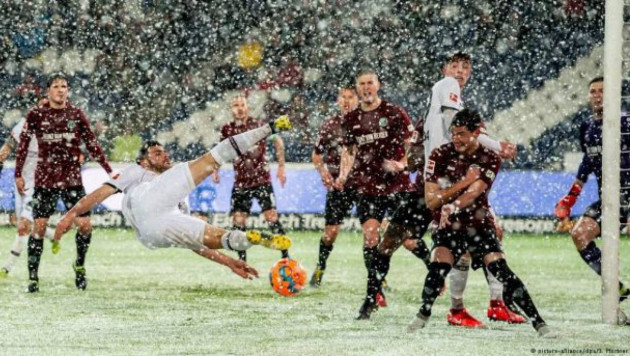 Футболист не забил в пустые ворота из-за снегопада