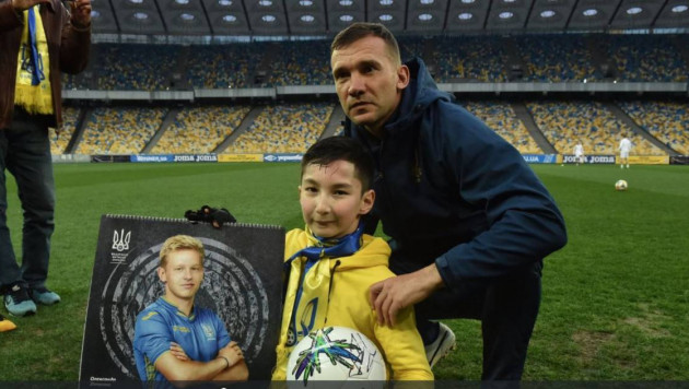 Казахстанский мальчик Али встретился с Шевченко и украинскими футболистами