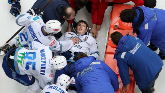 Защитника "Барыса" унесли на носилках со льда после силового приема от игрока "Авангарда"