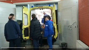 Получившего травму после силового от игрока "Авангарда" защитника "Барыса" увезли в больницу