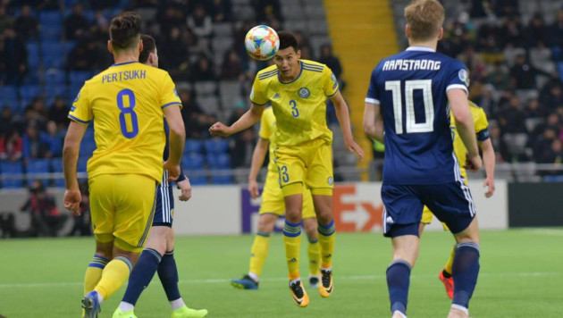 Защитника сборной Казахстана отвезли в больницу с поля в стартовом матче отбора на Евро-2020