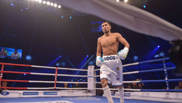Казахстанский боксер победил в бою за титулы от WBC, WBA и WBO