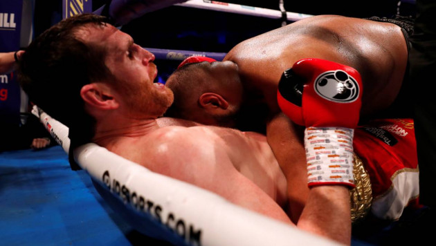 Британский боксер укусил соперника и потерпел первое поражение в карьере из-за дисквалификации