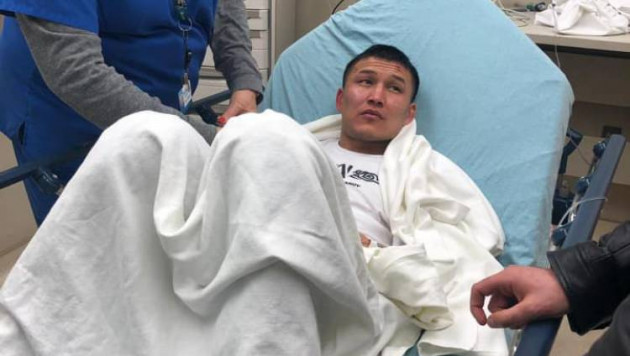Казахстанец из Top Rank попал в больницу после первого досрочного поражения в карьере