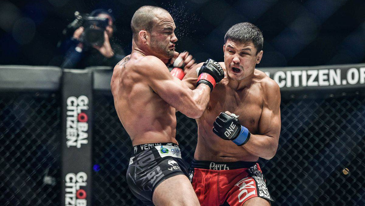 "Мой глаз будто взорвался изнутри от удара". Экс-чемпион UFC - о проигрыше российскому бойцу с казахскими корнями