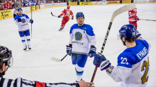 Роман Старченко (в центре). Фото: IIHF