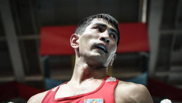 Казахстанец досрочно проиграл узбекскому боксеру и остался без медали на ЧА-2019
