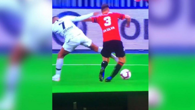 Лучший молодой игрок ЧМ-2018 из ПСЖ жестоко ударил соперника в колено и был удален в финале Кубка Франции