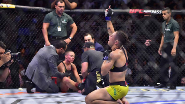 Претендентка "воткнула" чемпионку UFC головой в канвас и отправила ее в нокаут