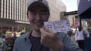 Головкин порадовал фанатов автограф-сессией в Нью-Йорке и подарил казахстанцу билет на бой