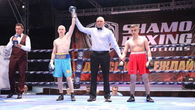 Казахстанский боксер одержал досрочную победу в Москве