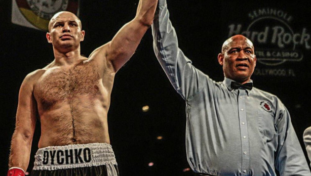 Бой казахстанца с экс-соперником чемпиона WBO, WBA, IBF и IBO оказался под угрозой срыва