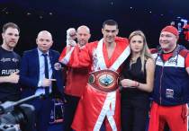 Евгений Тищенко (в центре) Фото: RCC Boxing Promotions