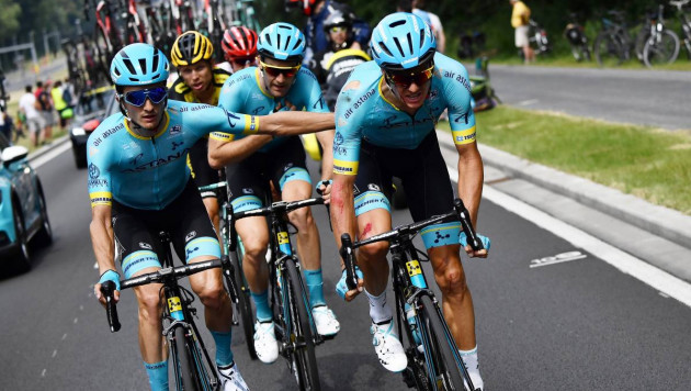 Капитан "Астаны" смог подняться после завала и финишировать на первом этапе "Тур де Франс"