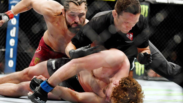 Американский боец отправил небитого экс-чемпиона Bellator и One FC в глубокий нокаут за пять секунд и установил рекорд UFC