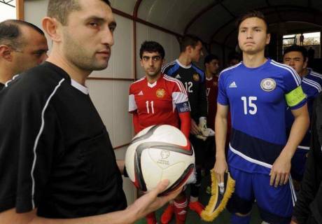 Динмухамед Кашкен (в центре). Фото: Федерация футбола Армении
