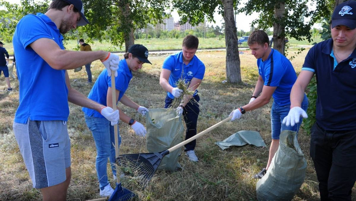 Хоккеисты "Барыса" приняли участие в субботнике