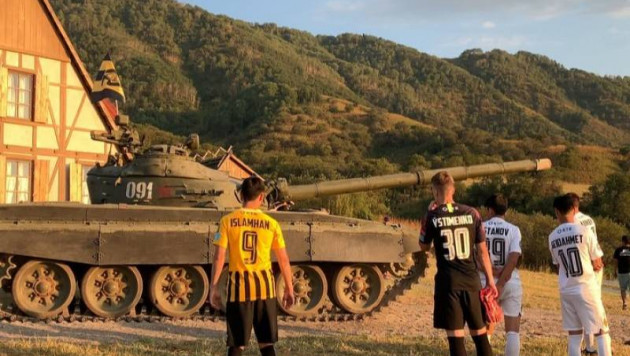 "Кайрат" заинтриговал видео с футболистами и танком в немецкой деревне