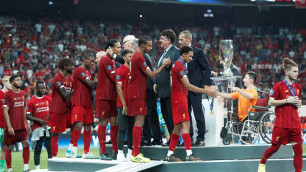 Казахстанский мальчик без ног наградил "Ливерпуль" и получил Суперкубок УЕФА от капитана
