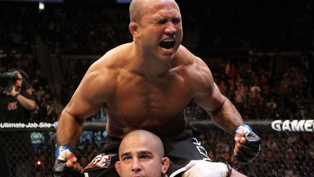 Экс-чемпиона UFC в двух весах нокаутировали на улице