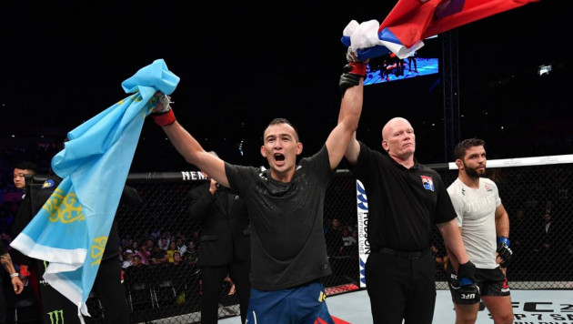 Казахский боец из России Дамир Исмагулов необычно отпраздновал третью подряд победу в UFC
