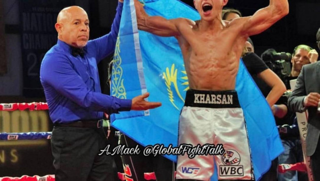 Видео боя с нокдауном и досрочной победой казахстанца с титулом от WBC в андеркарте Фьюри