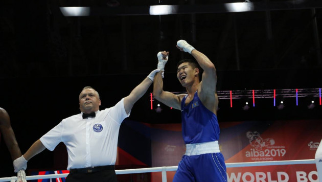 Казахстанец сенсационно победил олимпийского чемпиона в бою с нокдауном и вышел в финал ЧМ-2019