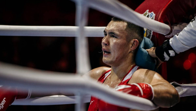 Капитан сборной Казахстана проиграл узбекскому боксеру с опытом в профи и остался без "золота" ЧМ