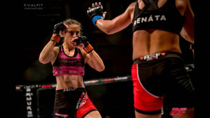 Девушка - боец MMA стоя задушила соперницу до потери сознания