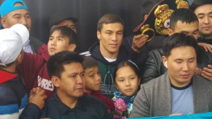 Небитый казахстанский боксер вернулся в Алматы после завоевания титулов от WBA и IBF