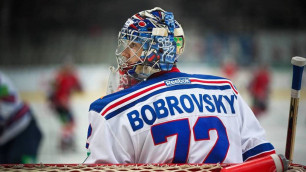 Вратарь сборной России без клюшки сделал несколько блестящих сейвов в матче НХЛ